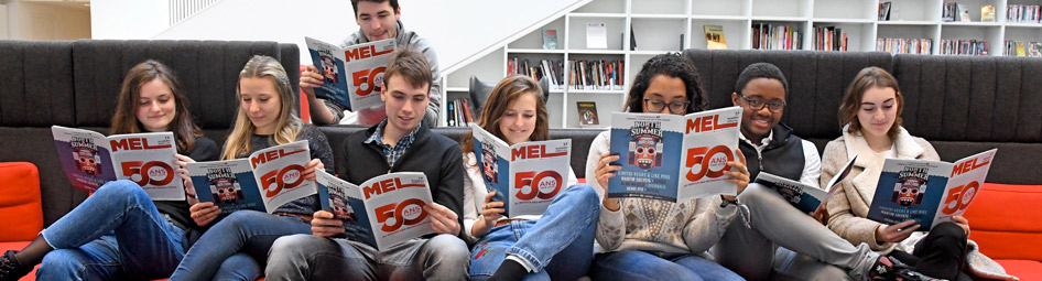 Huit lecteurs assis lisant MEL la revue