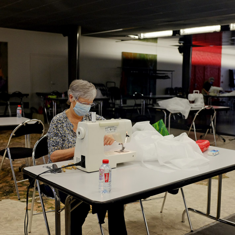 COVID-19 - La Métropole Européenne de Lille accueille dans son ancien siège un atelier de création de sur-blouses à destination des personnels hospitaliers