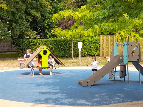 enfants jouant dans une cour d ecole