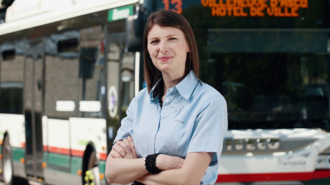Portrait de SOLENE, conductrice de bus chez Transpole, un service de la MEL Portrait de SOLENE, conductrice de bus chez Transpole, un service de la MEL