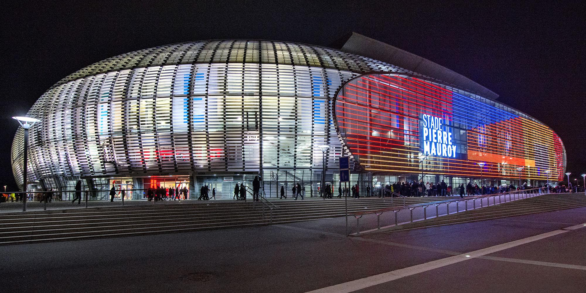 Décathlon Aréna - Stade Pierre Mauroy - Vue extérieure nocturne (agrandir l'image)