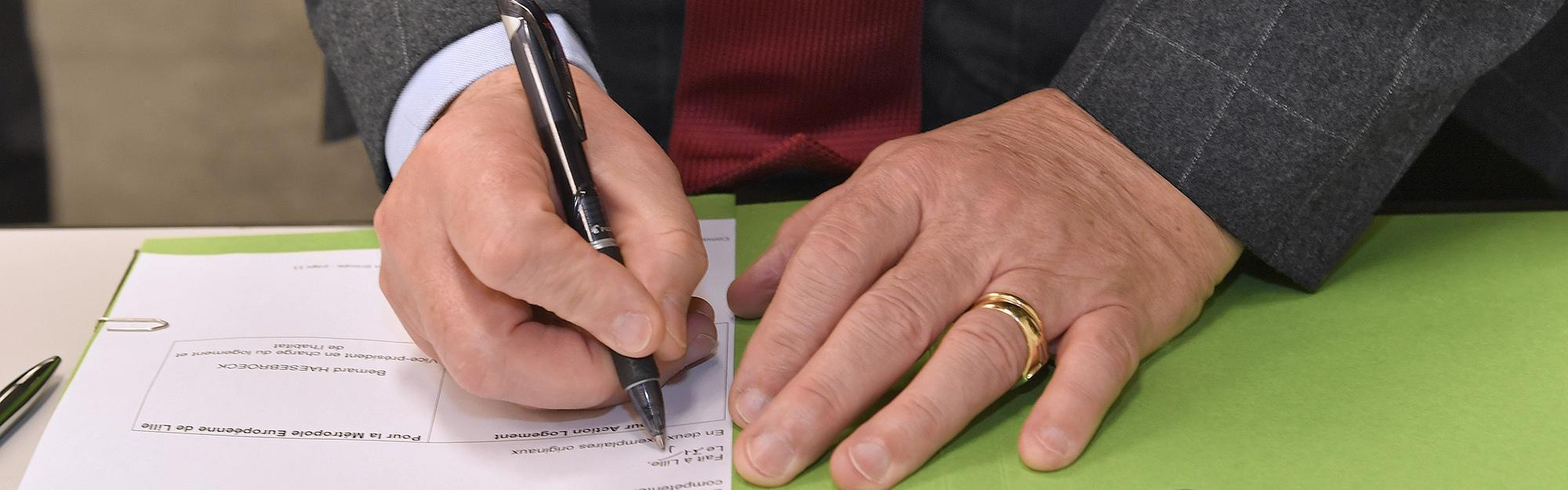 Signature d'un document officiel