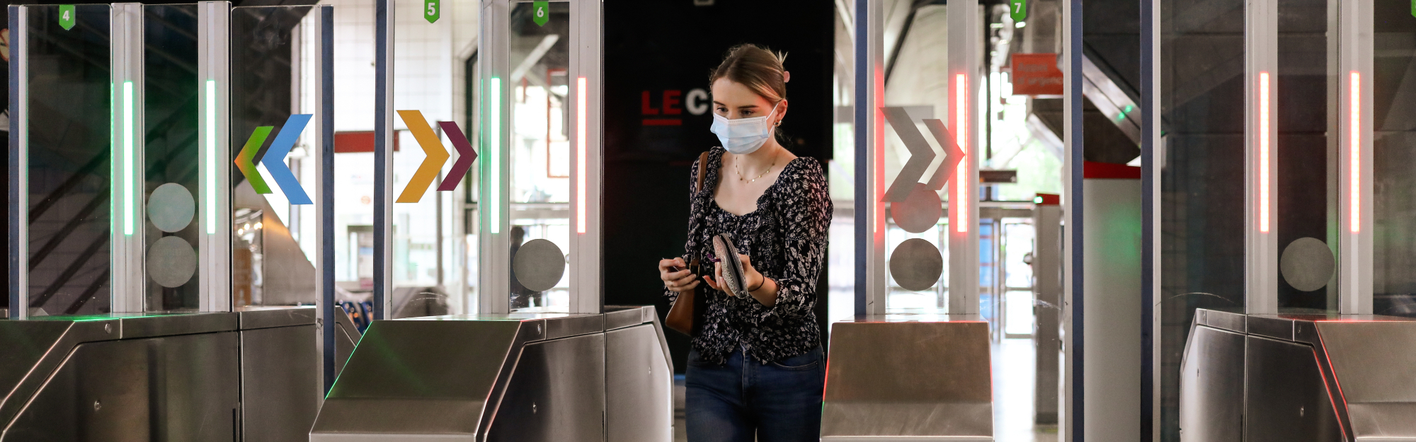 Jeune fille dans une station de métro