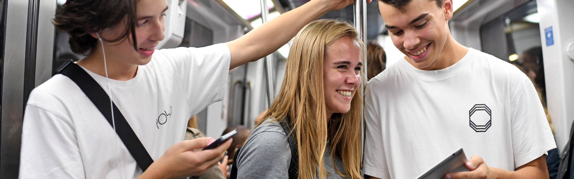 Jeunes dans le métro