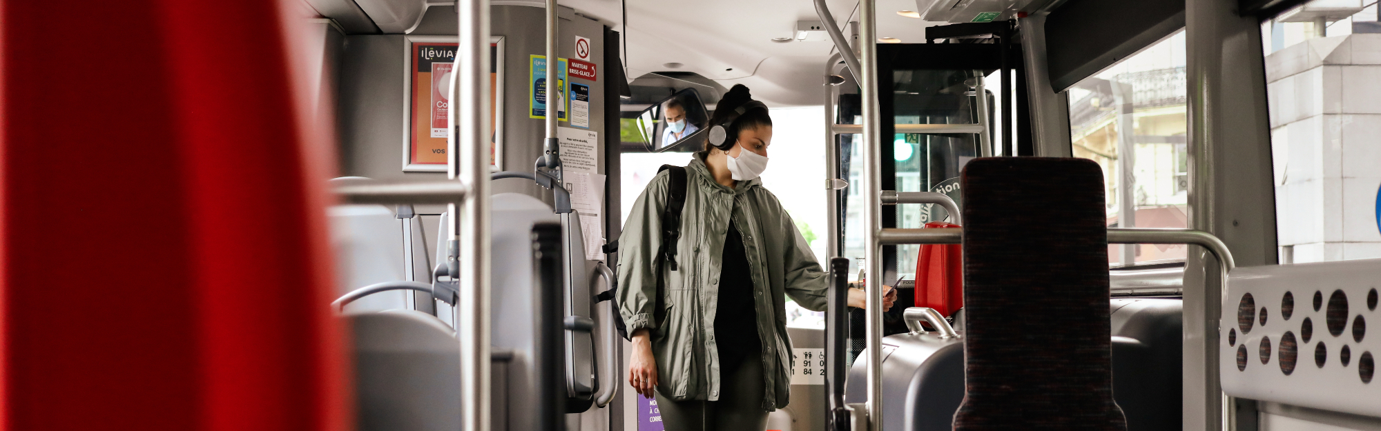 Jeune femme dans un bus