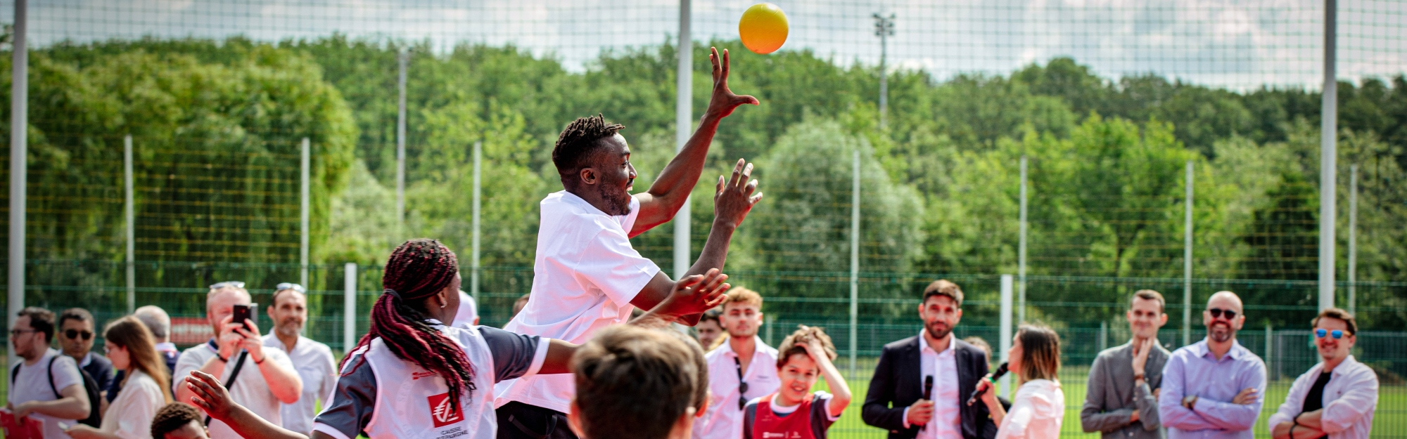 Luc Abalo, joueur professionnel de handball, champion olympique, du monde et d'Europe à l'inauguration du terrain de handball au Stadium (Villeneuve d'Ascq)