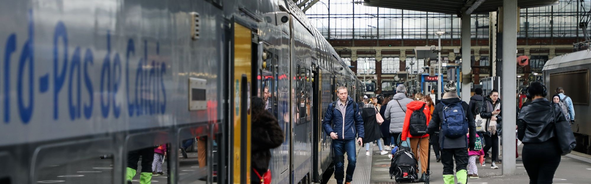 passagers sur un quai de gare avec un TER