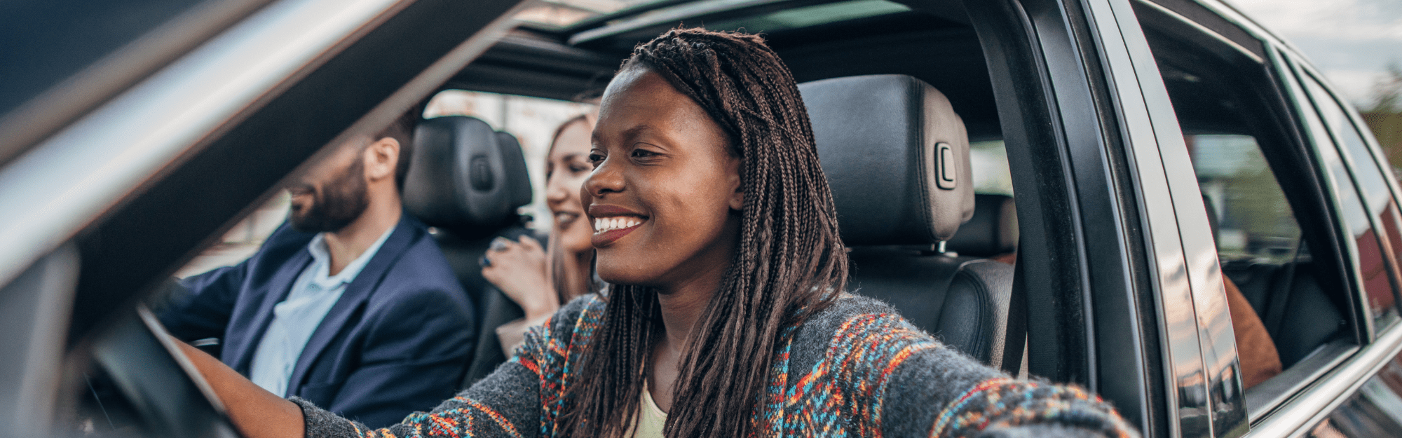 une personne dans une voiture