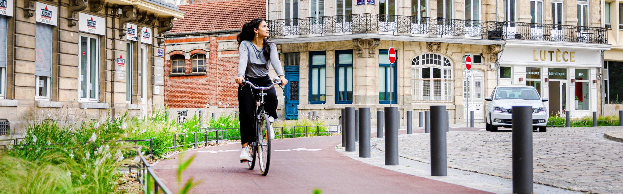 une personne à vélo sur une piste cyclable