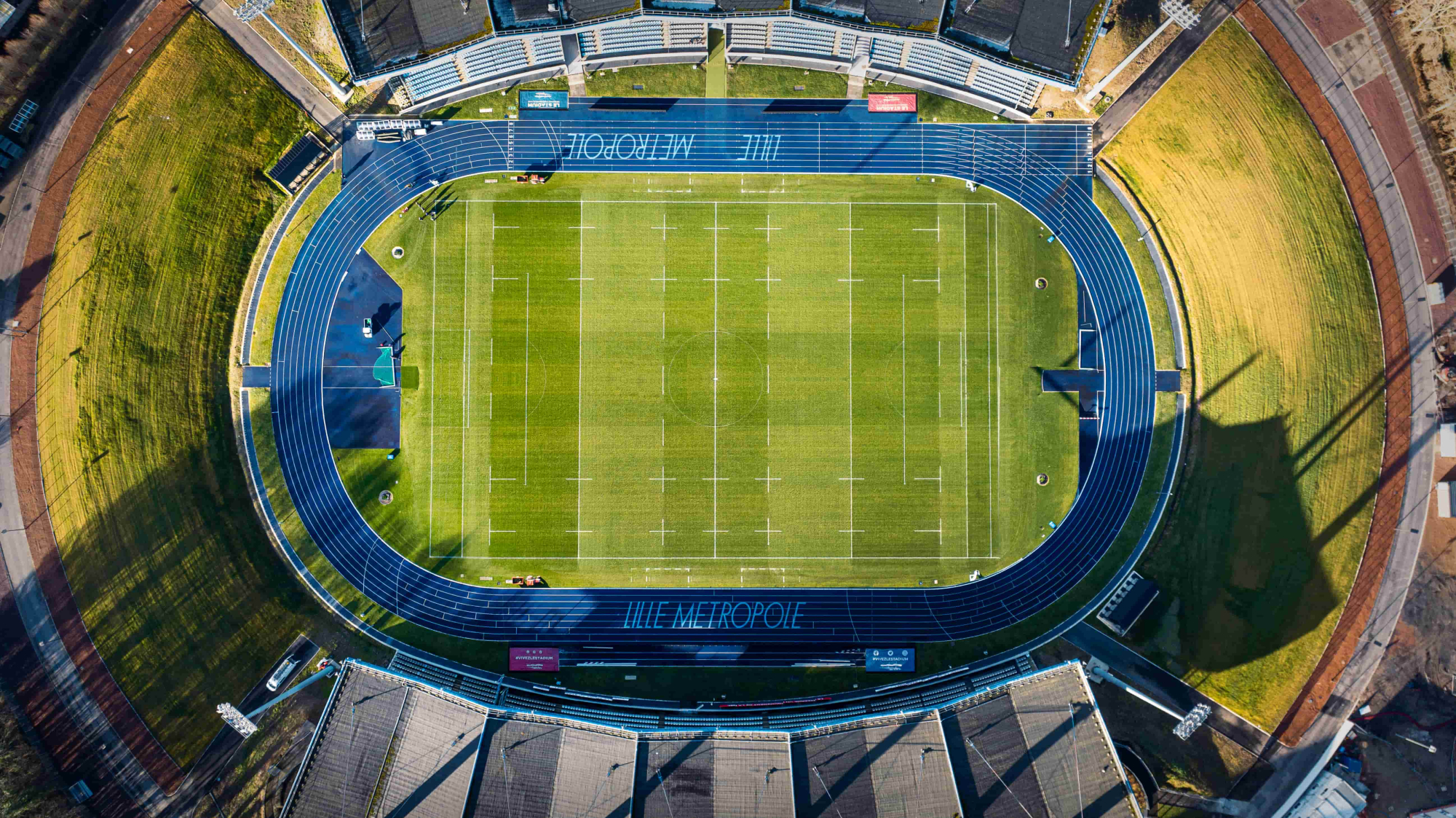 Le terrain d’honneur avec sa piste de 400 mètres 8 couloirs et ses 2 tribunes capables d’accueillir 10 000 spectateurs